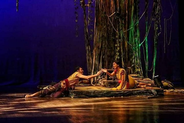 ‘আকাসে ফুইটেছে ফুল-লেটো কাহন’ নাটকের একটি দৃশ্য। ছবি: সংগৃহীত