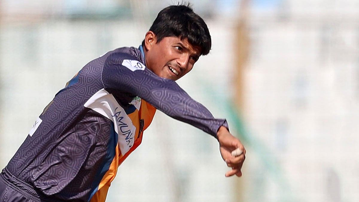 আজও সবাইকে আড়ালে ফেলে দিয়েছেন মেহেদী। ছবি: প্রথম আলো