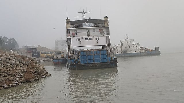 ঘন কুয়াশার কারণে দৌলতদিয়া ও পাটুরিয়া নৌপথে সব ধরনের ফেরি ও লঞ্চ চলাচল ছয় ঘণ্টা বন্ধ ছিল। ছবি: এম রাশেদুল হক