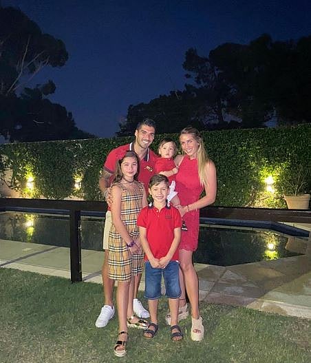 বড়দিনে পরিবারের সঙ্গে উরুগুয়ে ও বার্সেলোনা তারকা লুই সুয়ারেজ। ছবি: সুয়ারেজের ইনস্টাগ্রাম অ্যাকাউন্ট