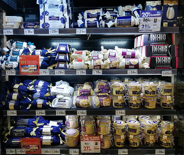 হাইপার শপে বিক্রির অপেক্ষায় কাঁচা ফোয়া গ্রা। এর আলাদা আলাদা রন্ধন প্রণালি আছে। ছবি: লেখক।