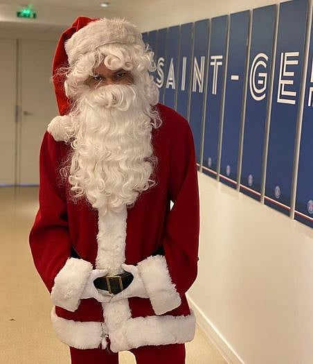 বড়দিন সামনে রেখে সান্তা ক্লসের সাজে পিএসজি ও ফরাসি তারকা কিলিয়ান এমবাপ্পে। ছবিটি তিন দিন আগে পোস্ট করেন তিনি। ছবি: এমবাপ্পের ইনস্টাগ্রাম অ্যাকাউন্ট