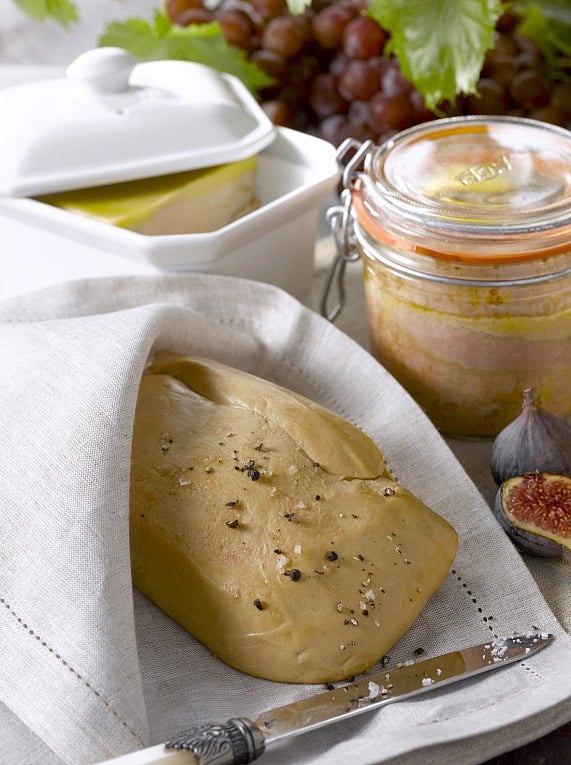 খাবার টেবিলে পরিবেশিত ফোয়া গ্রা। ছবি: লেখক।