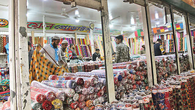 কাপড় বিকিকিনিতে ব্যস্ত ক্রেতা-বিক্রেতারা। গত বৃহস্পতিবার নরসিংদী সদর উপজেলার বাবুর হাটে।  ছবি: প্রথম আলো