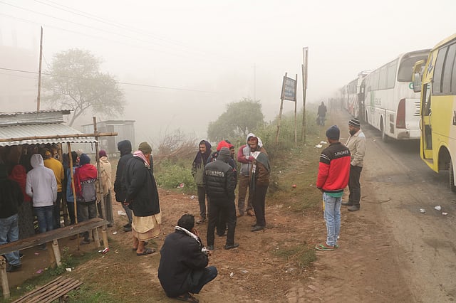 দীর্ঘ সময় ধরে আটকে পড়া যাত্রীরা রাস্তার পাশে থাকা দোকানগুলোতে ভিড় করেন। গোয়ালন্দ, রাজবাড়ী, ২৫ ডিসেম্বর। ছবি: রাশেদুল হক।