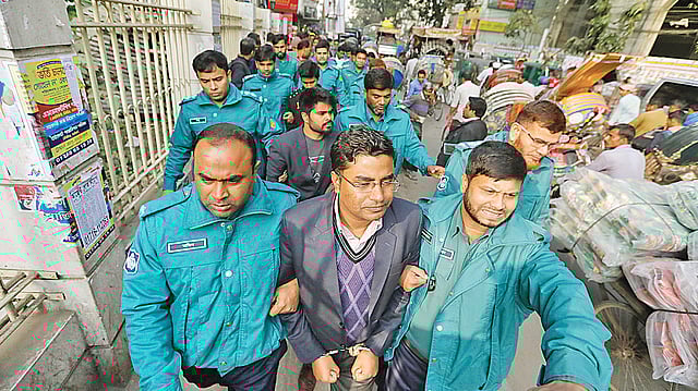 গ্রেপ্তার মুক্তিযুদ্ধ মঞ্চের তিন নেতাকে আদালতে আনা হয়। গতকাল সিএমএম আদালতের সামনে।  প্রথম আলো