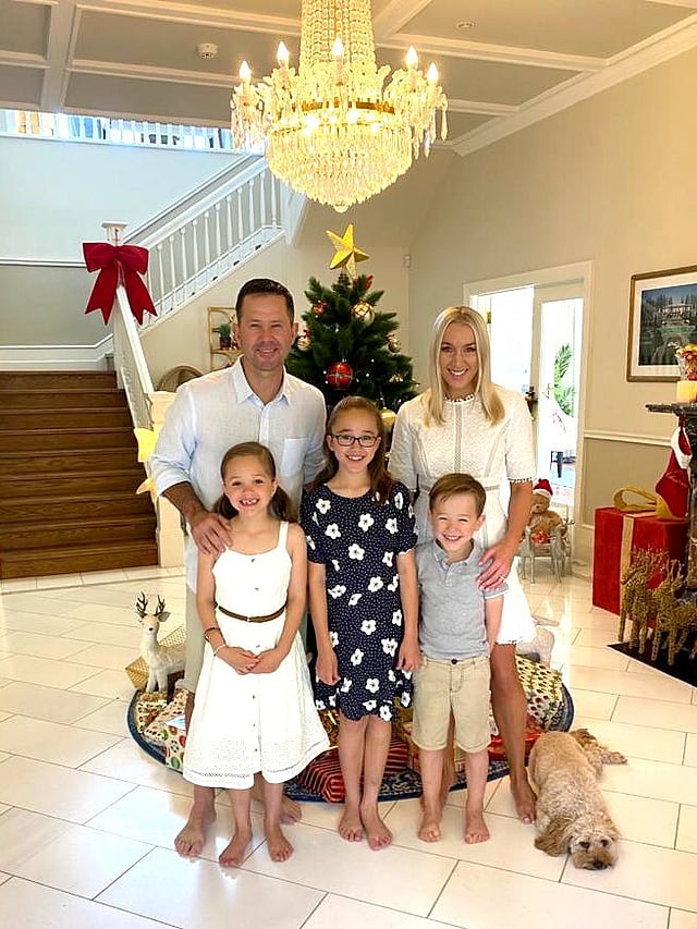 বড়দিনে পরিবারের সঙ্গে অস্ট্রেলিয়ার সাবেক অধিনায়ক রিকি পন্টিং। ছবি: পন্টিংয়ের টুইটার অ্যাকাউন্ট