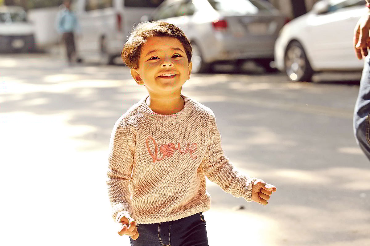 বয়সের সঙ্গে শিশুর ওজন আর উচ্চতা ঠিক আছে কি না, সেটা খেয়াল রাখা জরুরি। মডেল: শুভ্রতা সাহা, ছবি: অধুনা