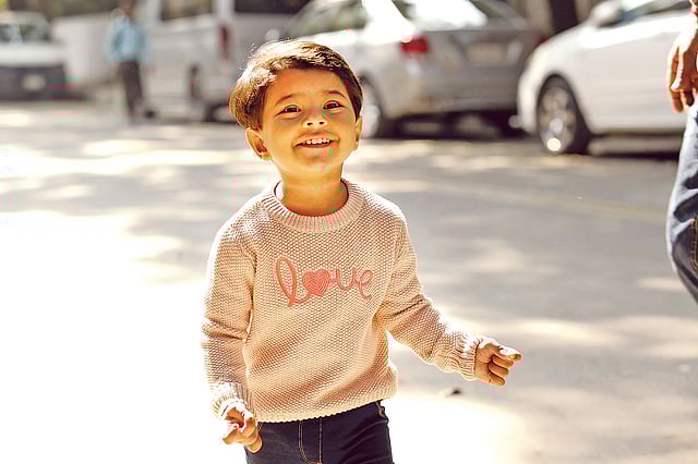 বয়সের সঙ্গে শিশুর ওজন আর উচ্চতা ঠিক আছে কি না, সেটা খেয়াল রাখা জরুরি। মডেল: শুভ্রতা সাহা, ছবি: অধুনা