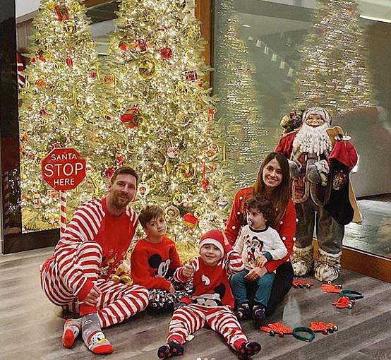 পরিবার ও বন্ধুবান্ধবের সঙ্গে বড়দিনের ছুটি কাটাতে এখন আর্জেন্টিনায় রয়েছেন লিওনেল মেসি। বড়দিনের এ ছবিটি ইনস্টাগ্রামে পোস্ট করেছেন মেসির জীবনসঙ্গী আনতোনেয়া রোকুজ্জো। ছবি: রোকুজ্জোর ইনস্টাগ্রাম অ্যাকাউন্ট