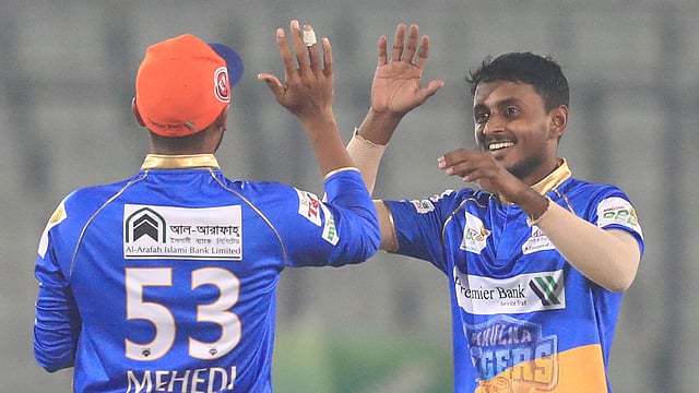 স্পিনারদের ঘূর্ণি জাদু এবার বিপিএলে কমই দেখা যাচ্ছে। সবচেয়ে বেশি হতাশ করছেন বাংলাদেশ দলের স্পিনাররা।