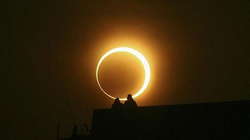 গ্রহণের সময় সূর্যকে রক্তাক্ত আংটির মতো দেখাবে। রয়টার্স ফাইল ছবি