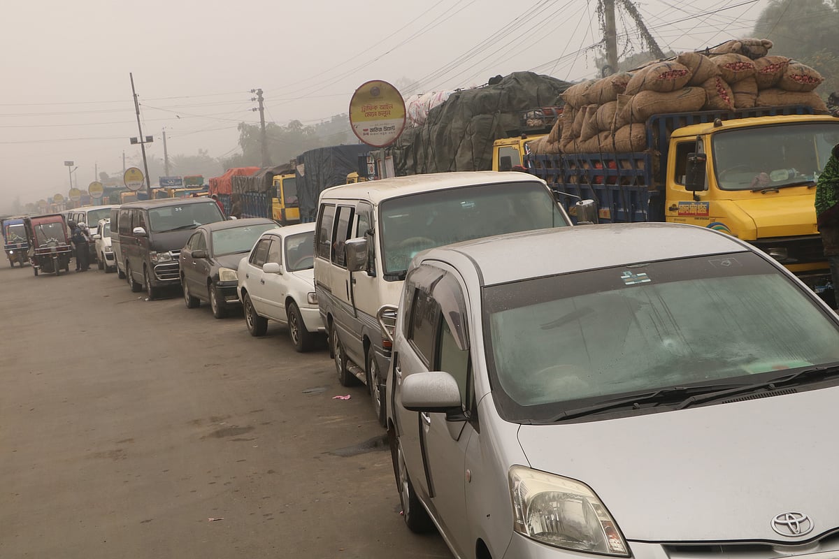 রাজবাড়ীর দৌলতদিয়া অংশে গাড়ি দীর্ঘ লাইন। ছবিটি সকালে গোয়ালন্দ ফিডমিলের সামনে থেকে তোলা, ২৫ ডিসেম্বর। ছবি: রাশেদুল হক