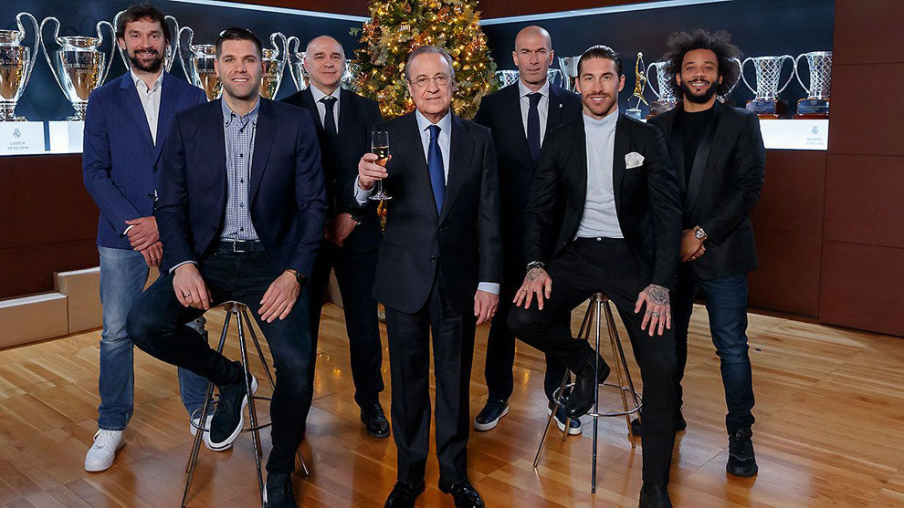 কোচ জিনেদিন জিদান, সার্জিও রামোস ও মার্সেলোদের নিয়ে রিয়াল মাদ্রিদ সভাপতি ফ্লোরেন্তিনো পেরেজ। বড়দিন এলে এমন ছবি উপহার দিয়ে থাকে রিয়াল মাদ্রিদ। ছবি: রিয়াল মাদ্রিদ ডট কম