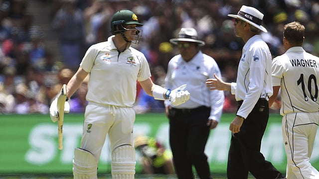 আম্পায়ার নাইজেল লংয়ের সঙ্গে তর্কে জড়িয়ে পড়েন স্মিথ। ছবি: এএফপি