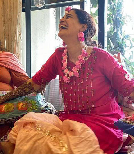 ঘরোয়াভাবে আয়োজিত মেহেদি অনুষ্ঠানে মোনা সিং। ছবি: ইনস্টাগ্রাম থেকে নেওয়া