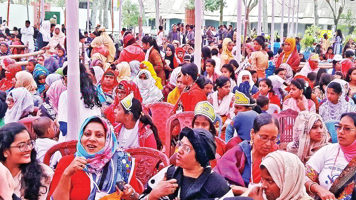 নড়াইলের লোহাগড়ার নলদী বিএসএস মাধ্যমিক বিদ্যালয়ে শতবর্ষী অনুষ্ঠানে গতকাল জড়ো হন নবীন-প্রবীণ শিক্ষার্থীরা।  প্রথম আলো