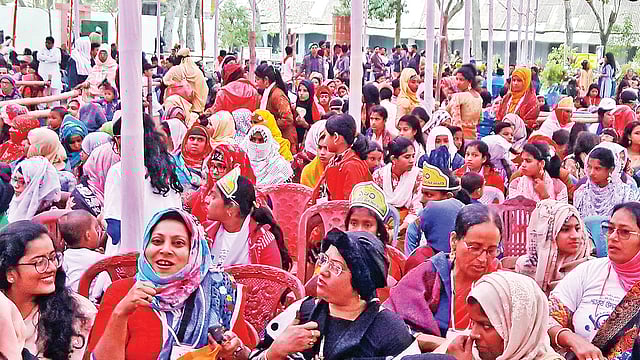 নড়াইলের লোহাগড়ার নলদী বিএসএস মাধ্যমিক বিদ্যালয়ে শতবর্ষী অনুষ্ঠানে গতকাল জড়ো হন নবীন-প্রবীণ শিক্ষার্থীরা।  প্রথম আলো