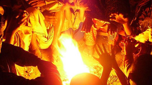 শীতে গ্রামাঞ্চলে খড়কুটো জ্বালিয়ে আগুন পোহাতে গিয়ে অসাবধানতায় প্রায়ই ঘটে দুর্ঘটনা। ফাইল ছবি