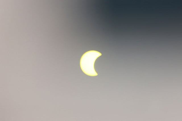 সূর্যগ্রহণ দেখার আয়োজন করে বিজ্ঞান আন্দোলন মঞ্চ সংগঠন। সেখানকার শিক্ষার্থীরা আংশিক সূর্যগ্রহণ দেখে। আলতাফুন্নেছা খেলার মাঠ, বগুড়া, ২৬ ডিসেম্বর। ছবি: সোয়েল রানা