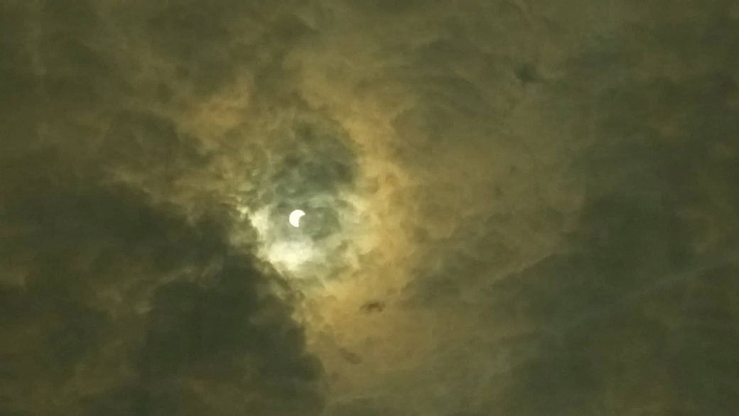 সকালে আকাশে দেখা যায় এমন সূর্যগ্রহণ। ছবি: নুসরৎ নওরিন