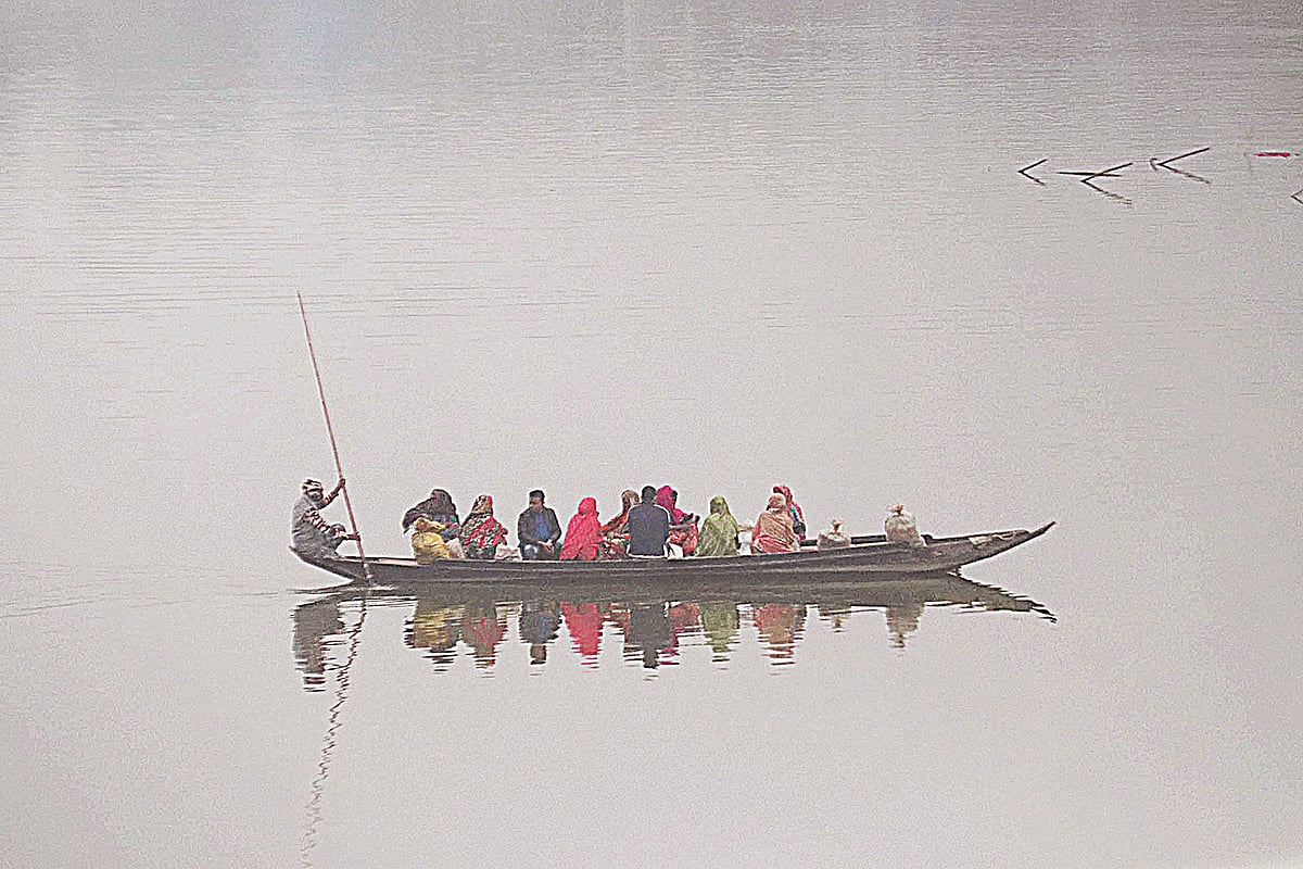 তীব্র শীত আর কুয়াশা মোড়ানো সকাল। এরই মধ্যে জীবন–জীবিকার তাগিদে নৌকায় নদী পার হচ্ছেন কয়েকজন। গতকাল সিলেটের সুরমা নদীর দক্ষিণ সুরমার শ্রীরামপুর এলাকায়।  আনিস মাহমুদ