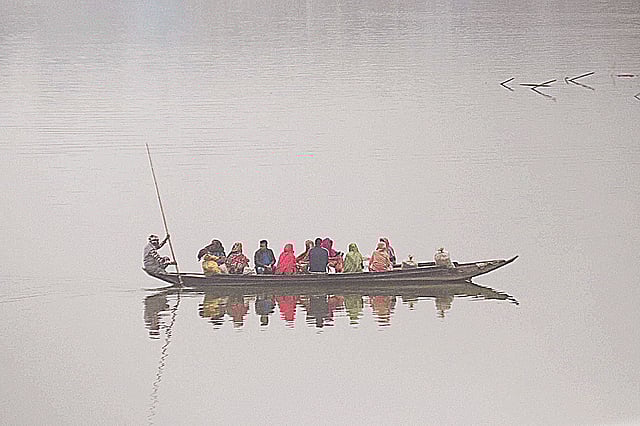 তীব্র শীত আর কুয়াশা মোড়ানো সকাল। এরই মধ্যে জীবন–জীবিকার তাগিদে নৌকায় নদী পার হচ্ছেন কয়েকজন। গতকাল সিলেটের সুরমা নদীর দক্ষিণ সুরমার শ্রীরামপুর এলাকায়।  আনিস মাহমুদ