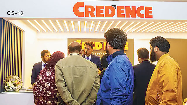 ক্রিডেন্স হোল্ডিংসে ক্রেতাদের ভিড়।