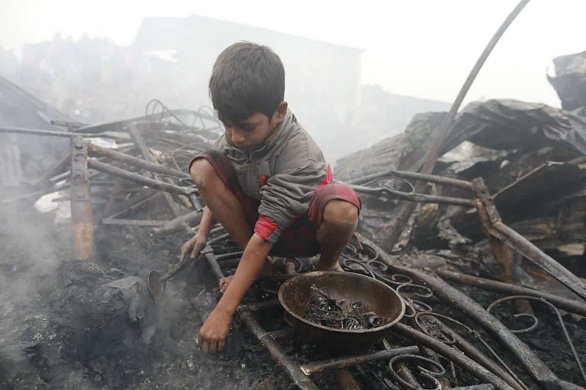 মিরপুরের কালাশীতে বস্তিতে লাগা আগুনে পুড়ে গেছে সব। ছবি: শুভ্র কান্তি দাশ