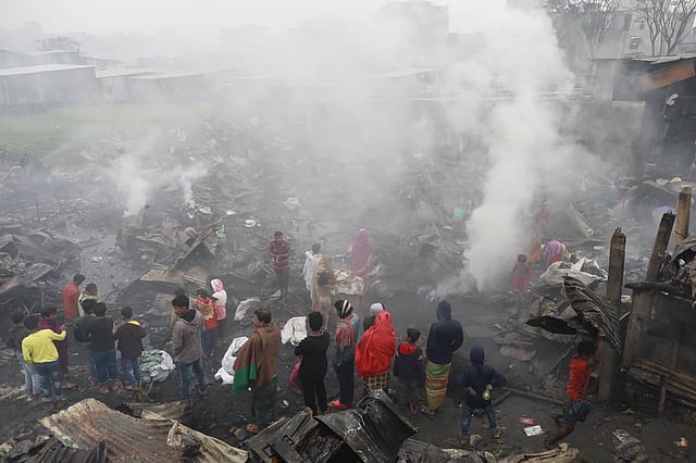মিরপুরের কালাশীতে বস্তিতে লাগা আগুনে পুড়ে গেছে সব। ছবি: শুভ্র কান্তি দাশ