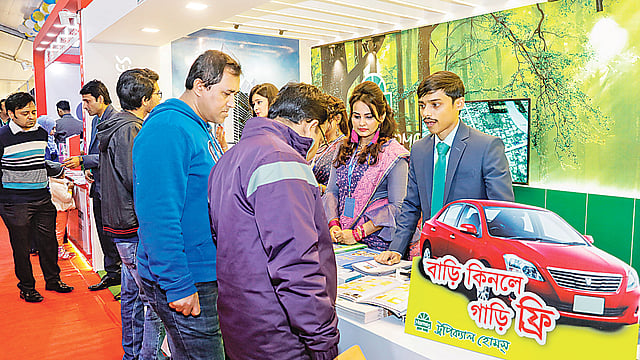 ট্রপিক্যাল হোমসের স্টলে ক্রেতাদের ভিড়।