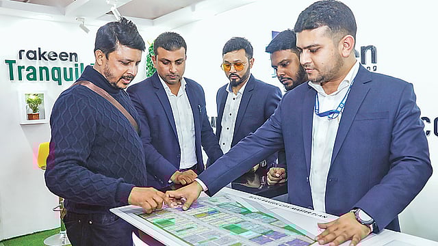 ক্রেতাকে প্রকল্পের নকশা দেখাচ্ছেন রাকীন ডেভেলপমেন্টের কর্মকর্তারা।  ছবি: প্রথম আলো