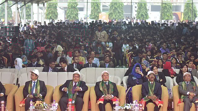 অনুষ্ঠানে আগত অতিথি এবং সাবেক ও বর্তমান শিক্ষক-শিক্ষার্থীদের একাংশ।