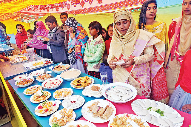 দৌলতপুরের নজিবপুরে গ্রামীণ পিঠা উৎসব ও প্রতিযোগিতায় নানা রকম পিঠা।  প্রথম আলো