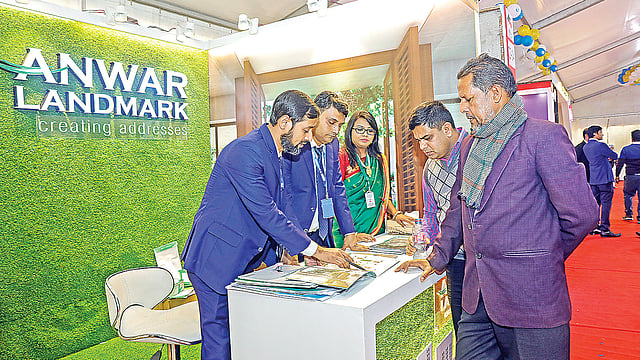 ক্রেতাকে তথ্য দিচ্ছেন আনোয়ার ল্যান্ডমার্কের কর্মকর্তারা।