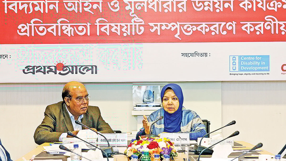 গোলটেবিল বৈঠকে বক্তব্য দেন জাতীয় মানবাধিকার কমিশনের চেয়ারম্যান নাছিমা বেগম। পাশে সিডিডি’র নির্বাহী পরিচালক এ এইচ এম নোমান খান। গতকাল প্রথম আলো কার্যালয়ে।  প্রথম আলো