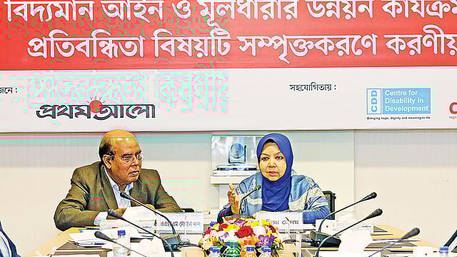 গোলটেবিল বৈঠকে বক্তব্য দেন জাতীয় মানবাধিকার কমিশনের চেয়ারম্যান নাছিমা বেগম। পাশে সিডিডি’র নির্বাহী পরিচালক এ এইচ এম নোমান খান। গতকাল প্রথম আলো কার্যালয়ে।  প্রথম আলো
