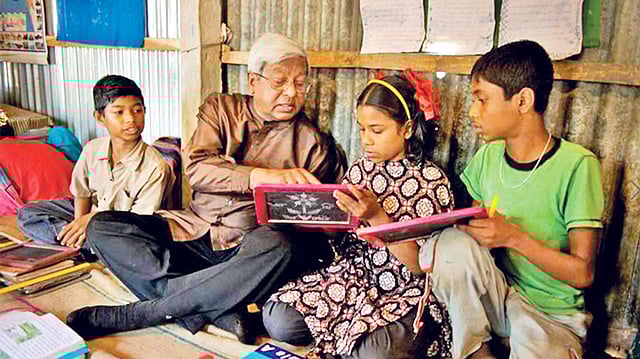 ব্র্যাক স্কুলের ছাত্র–ছাত্রীদের সঙ্গে স্যার ফজলে হোসেন আবেদের