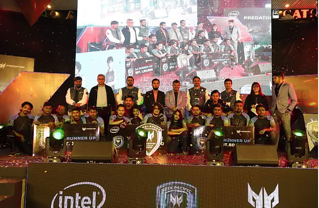 গেম খেলা ৬ লাখ টাকার পুরস্কার জিতেছে দ্য কাউন্সিল দলটি। ছবি: এসারের সৌজন্যে