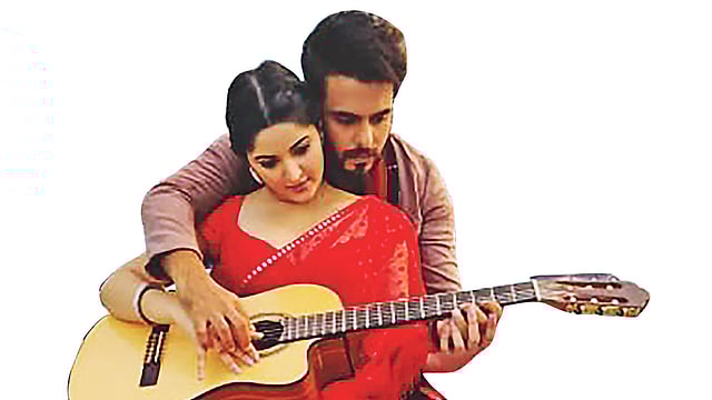 বিশ্বসুন্দরী ছবির ‘তুই কি আমার হবি রে’ গানে সিয়াম ও পরীমনি।  ছবি: সংগৃহীত