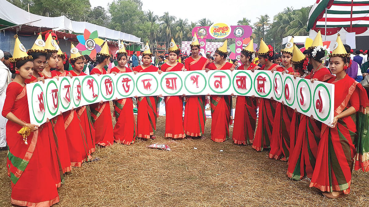 আনোয়ারা সরকারি মডেল উচ্চবিদ্যালয়ের শতবর্ষপূর্তি উৎসব উপলক্ষে বের করা হয় শোভাযাত্রা। গতকাল সকালে। প্রথম আলো