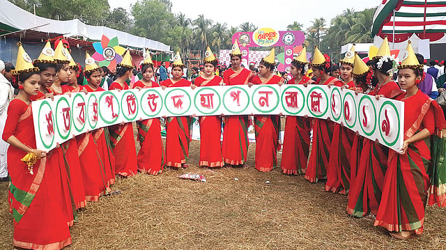 আনোয়ারা সরকারি মডেল উচ্চবিদ্যালয়ের শতবর্ষপূর্তি উৎসব উপলক্ষে বের করা হয় শোভাযাত্রা। গতকাল সকালে।  প্রথম আলো