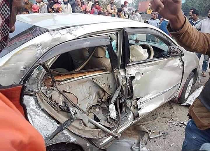 চট্টগ্রামের ফৌজদারহাটে আজ শনিবার সকালে দুর্ঘটনায় দুমড়ে-মুচড়ে যাওয়া প্রাইভেটকারটি। ছবি: সংগৃহীত