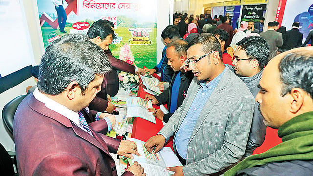 বসুন্ধরা গ্রুপের ইস্ট ওয়েস্ট প্রোপার্টি ডেভেলপমেন্টের স্টলে ক্রেতাদের ভিড়।