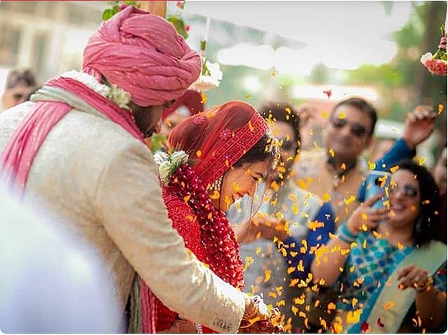 একই দিনে হিন্দুরীতি ও পাঞ্জাবি রীতিতে বিয়ে করেছেন মোনা সিং ও শ্যাম রাজগোপালান। ছবি: ইনস্টাগ্রাম থেকে নেওয়া