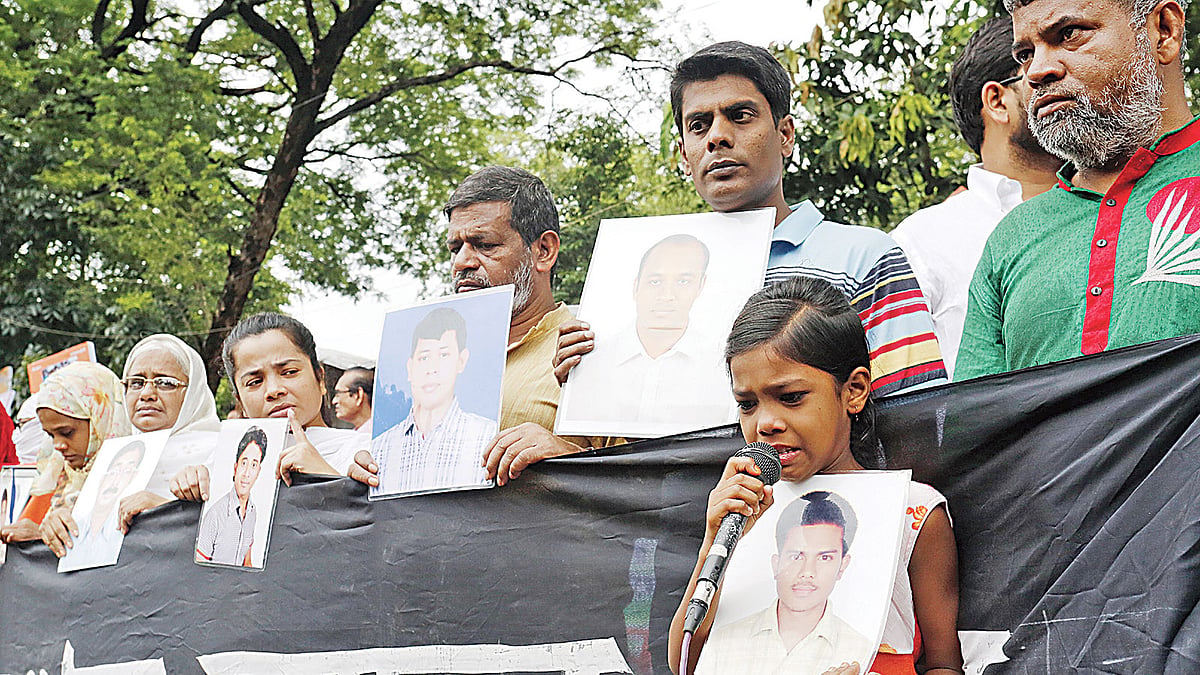 গুম-খুনের বিরুদ্ধে প্রতিবাদ ও নিখোঁজ স্বজনদের ফিরে পেতে ‘মায়ের ডাক’ সংগঠনের আয়োজনে মানববন্ধন। ২০১৯ সালের মে মাসে। ফাইল ছবি