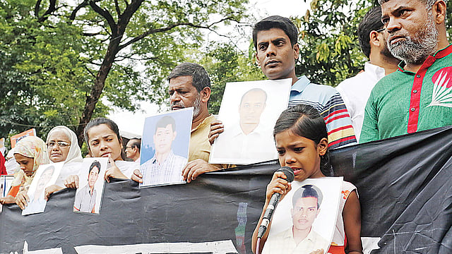 গুম-খুনের বিরুদ্ধে প্রতিবাদ ও নিখোঁজ স্বজনদের ফিরে পেতে ‘মায়ের ডাক’ সংগঠনের আয়োজনে মানববন্ধন। ২০১৯ সালের মে মাসে।  ফাইল ছবি