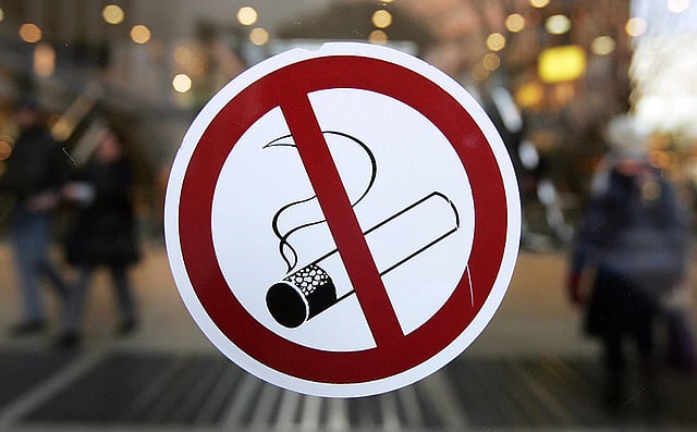 প্রকাশ্যে ধূমপান নিষিদ্ধ হওয়ায় বেশ কিছু অসুস্থতা থেকে রক্ষা পাচ্ছে মানুষ। ছবি: এএফপি