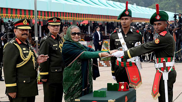 প্রধানমন্ত্রী শেখ হাসিনা চট্টগ্রামের ভাটিয়ারিতে বাংলাদেশ মিলিটারি একাডেমিতে ‘রাষ্ট্রপতি কুচকাওয়াজ-২০১৯’ অনুষ্ঠানে ৭৭তম বিএমএ কোর্সে সেরা চৌকস ক্যাডেটকে ‘সোর্ড অব অনার’ দেন। ২৯ ডিসেম্বর, চট্টগ্রাম। ছবি: পিআইডি