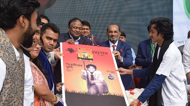 সরকারি তিতুমীর কলেজের ৫০ বছর পূর্তি উপলক্ষে পুনর্মিলনী উৎসবে স্মরণিকার মোড়ক উন্মোচন করা হচ্ছে। ছবি: বিজ্ঞপ্তি